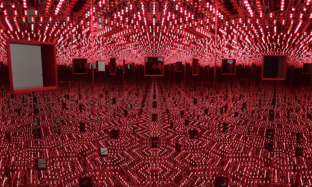 Red Light Infinity Room