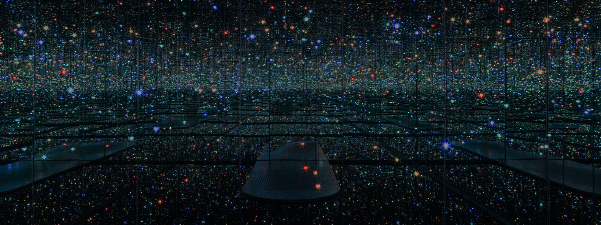 Infinity mirror room with lights